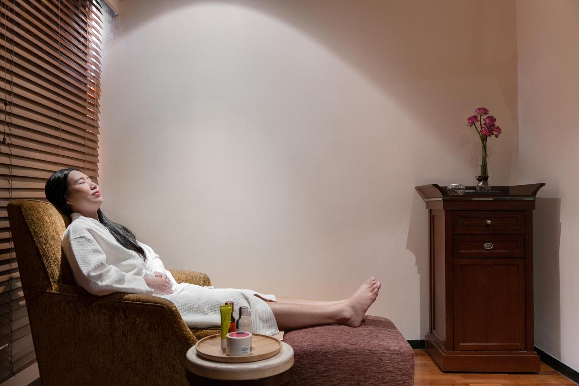 Pullman Bangkok Hotel G Exterior photo A woman relaxing at a spa