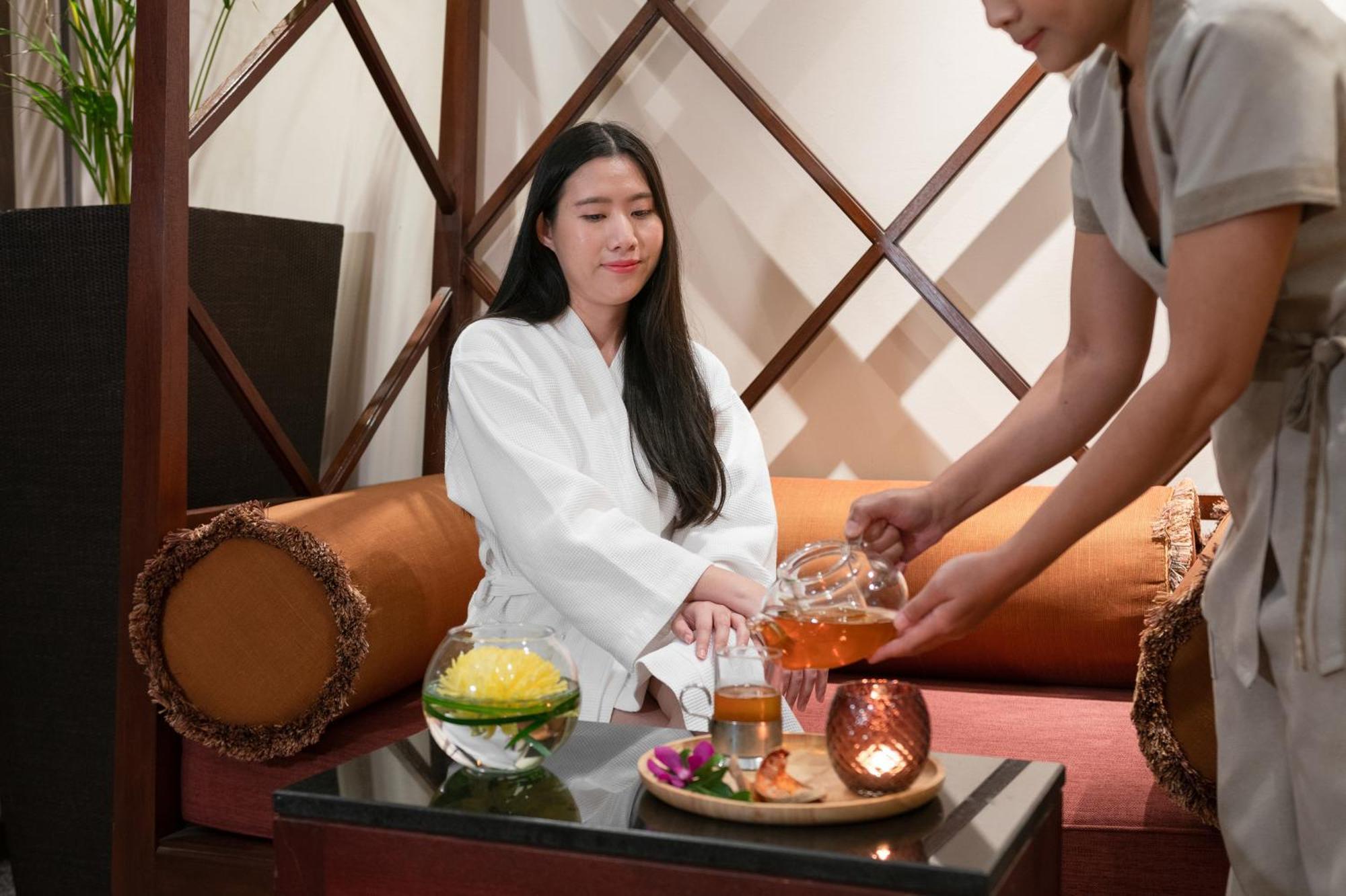 Pullman Bangkok Hotel G Exterior photo A woman at a spa