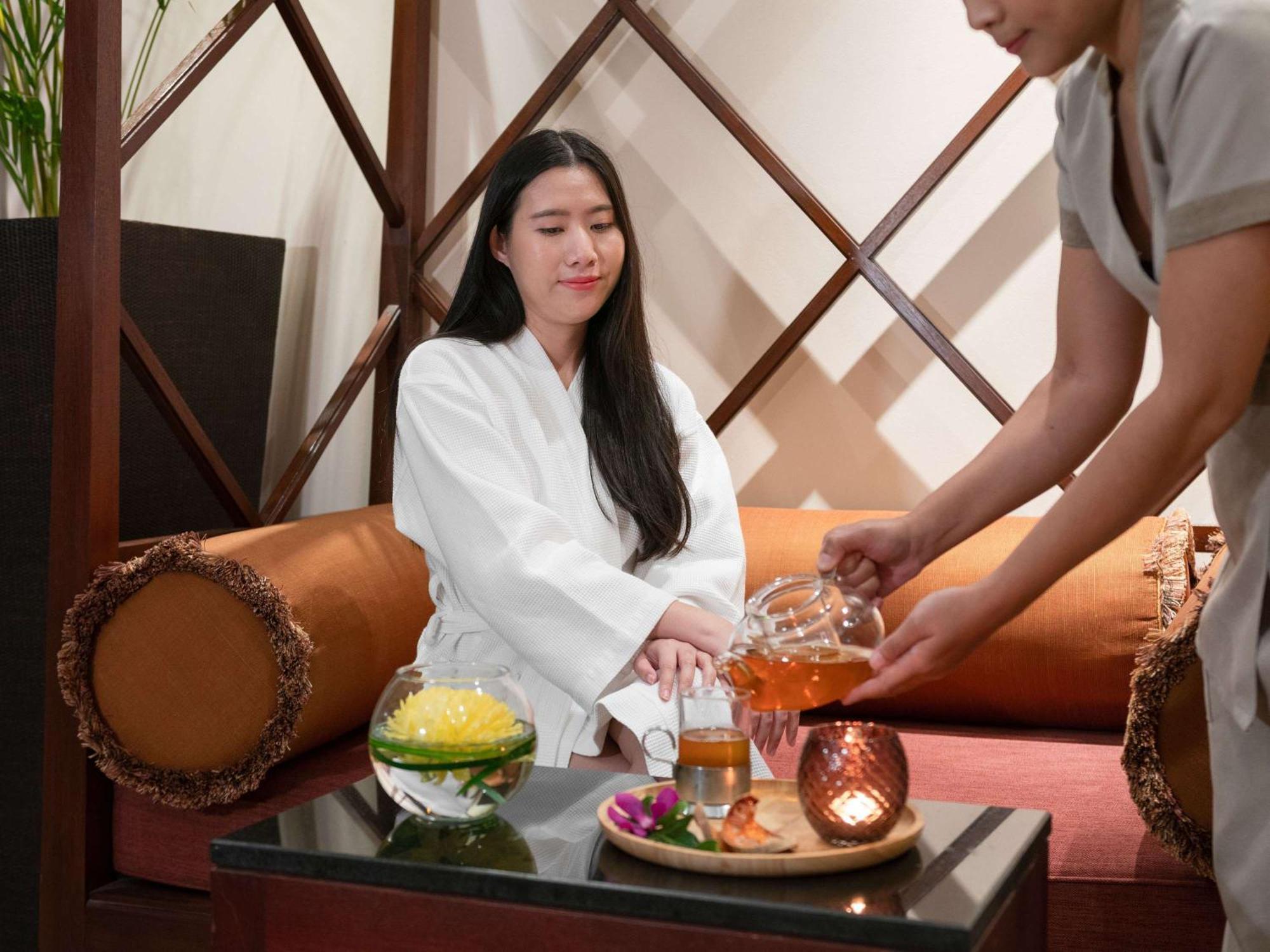 Pullman Bangkok Hotel G Exterior photo A customer at a spa