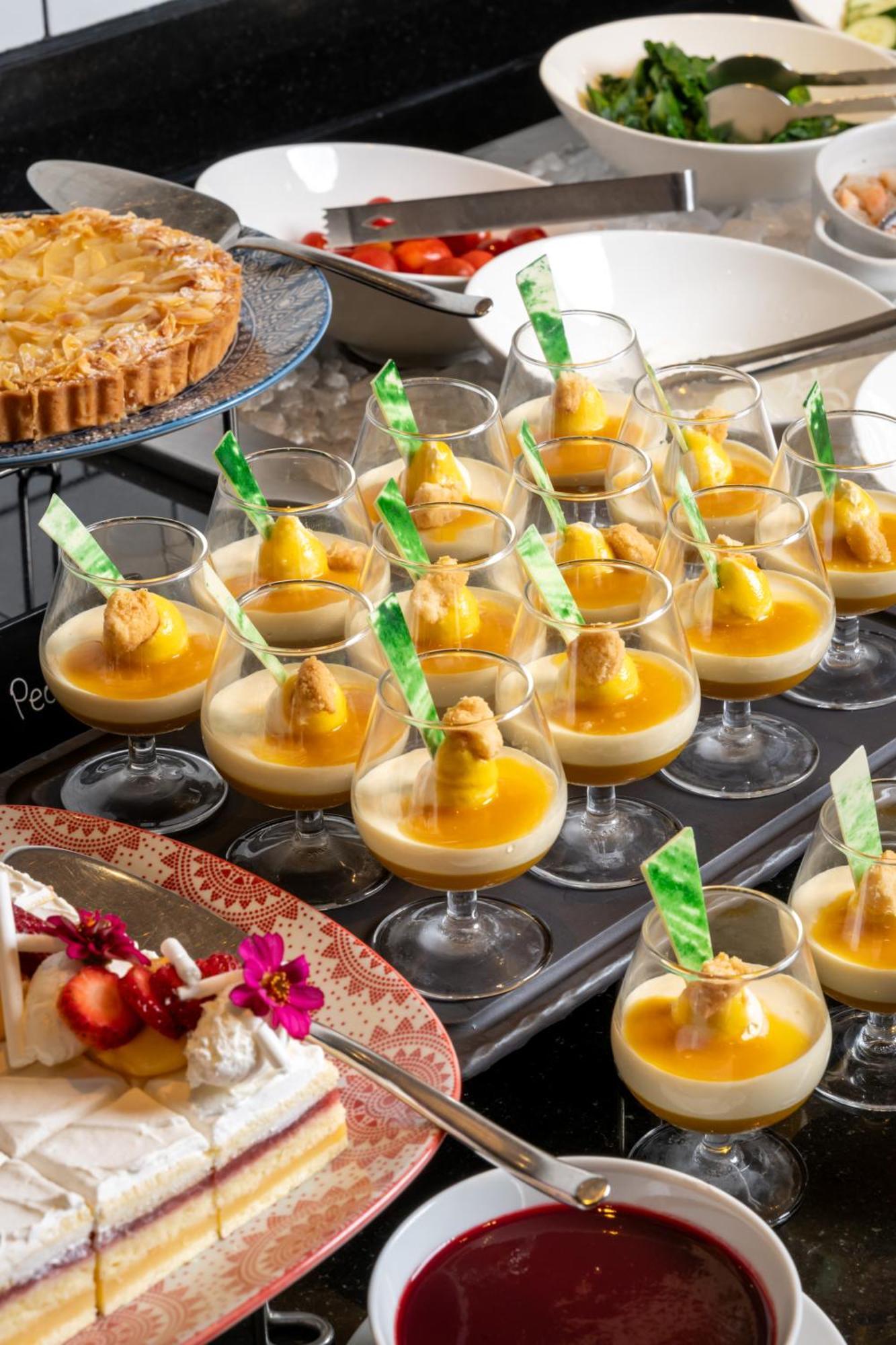 Pullman Bangkok Hotel G Exterior photo A mango pudding